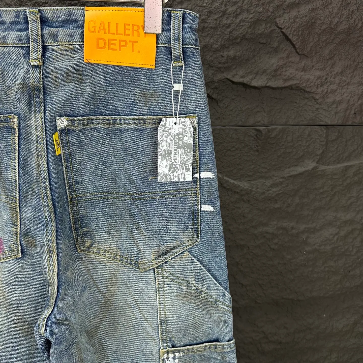 P260 GALLERY DEPT. 2025 new splash-ink hand-painted dirty distressed couple style loose washed jeans 🔥High version🔥High version🔥 Top ceiling quality Styles with different washed textures are very friendly to people with thin legs and thick legs. The straight version is very flattering to the leg shape. Moderate length that never goes out of style, easy to match with casually, basic styling for various styles, a must-have in the wardrobe! The fabric is stiff but also makes the upper body soft without losing texture. The washing process is even more perfect. It is a must-have item for everyone! ! ! Washed wheat, hang tag, pants label, three complete labels, color: blue, size: 28, 30, 32, 34, 36 (five sizes)